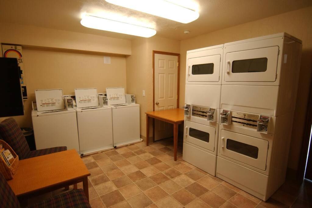 Majestic Pool-spa Ski-in Out Gym, Sauna, Laundry, Bbq Apartment Brian Head